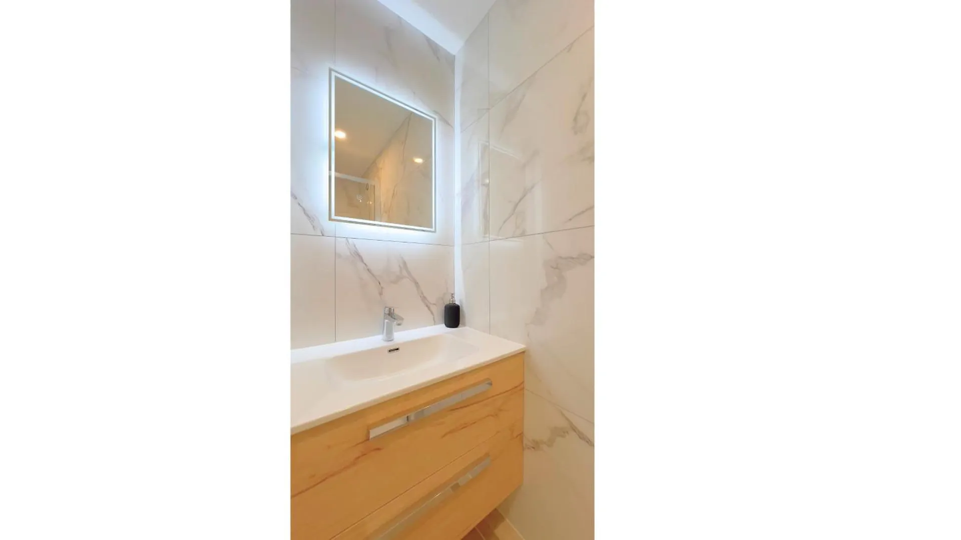 Ps5, Cinema & Jacuzzi - Skyline Luxe Apartment Saint-Etienne  0*, Saint-Etienne (Loire)