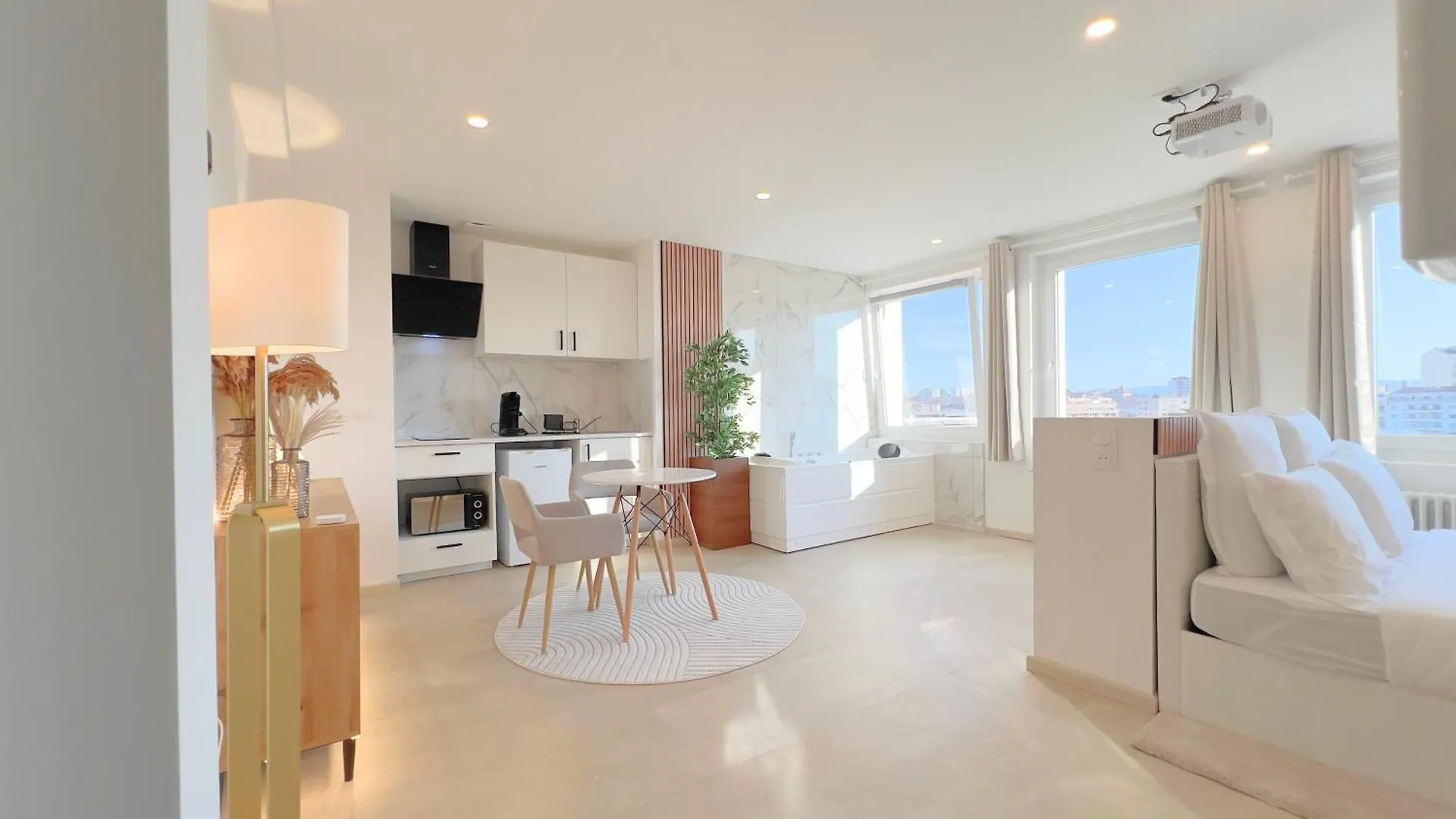Ps5, Cinema & Jacuzzi - Skyline Luxe Apartment Saint-Etienne