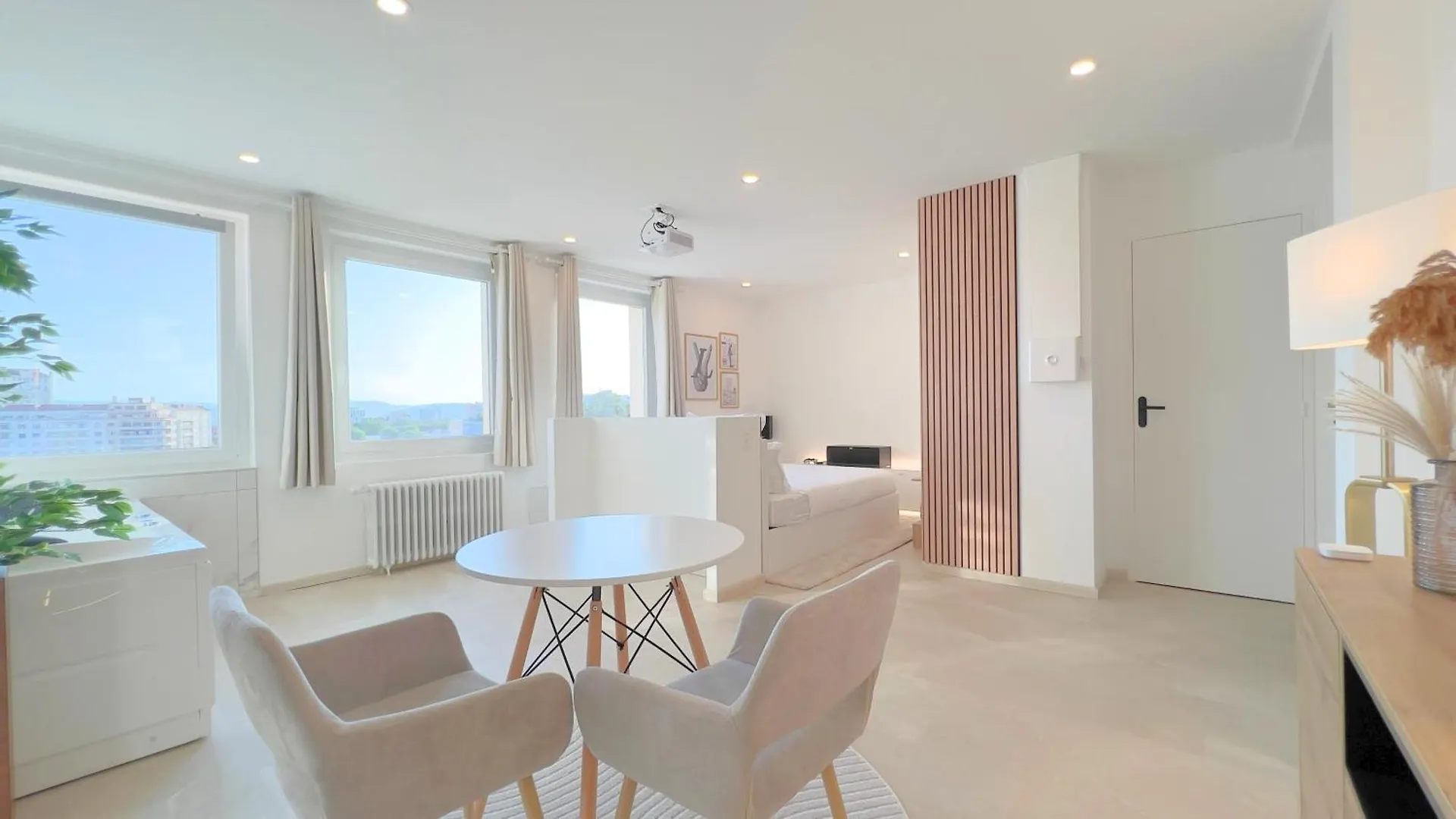 Ps5, Cinema & Jacuzzi - Skyline Luxe Apartment Saint-Etienne  0*, Saint-Etienne (Loire) France